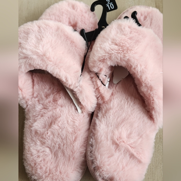 Pink Secret Treasures Faux Fur Thong Slippers - Picture 1 of 2